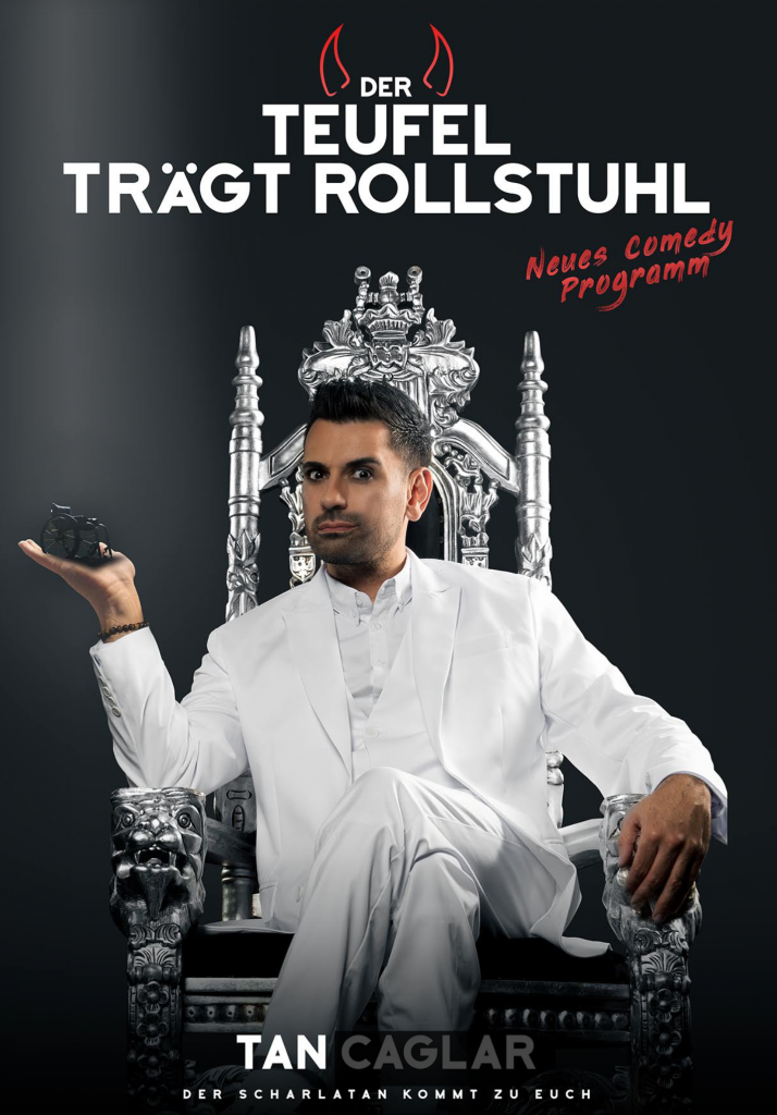 Tan Caglar als weißer Teufel auf dem Thron. Der Teufel trägt Rollstuhl. Neues Comedy Programm - Der Scharlatan kommt zu Euch.