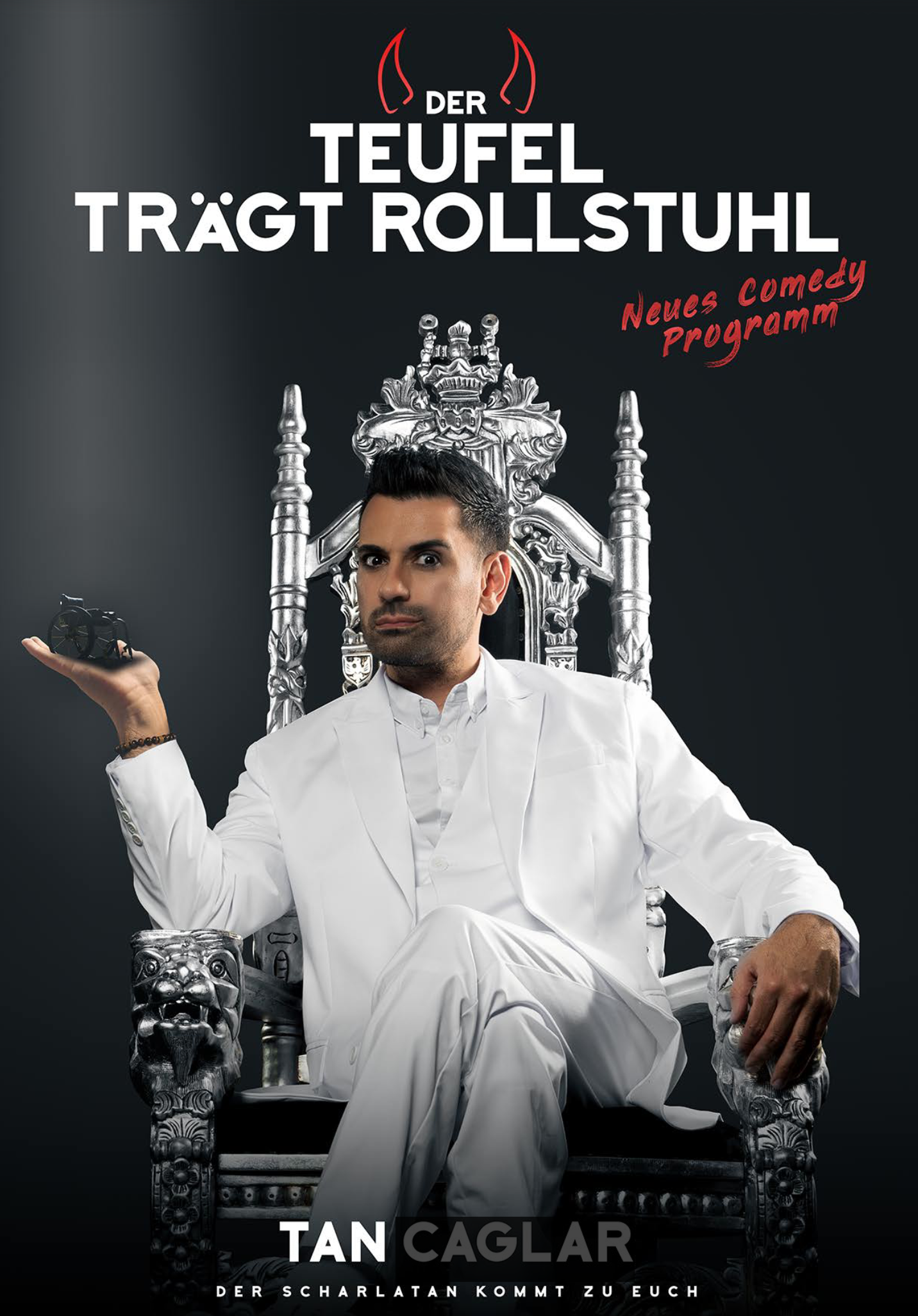 Tan Caglar als weißer Teufel auf dem Thron. Der Teufel trägt Rollstuhl. Neues Comedy Programm - Der Scharlatan kommt zu Euch.